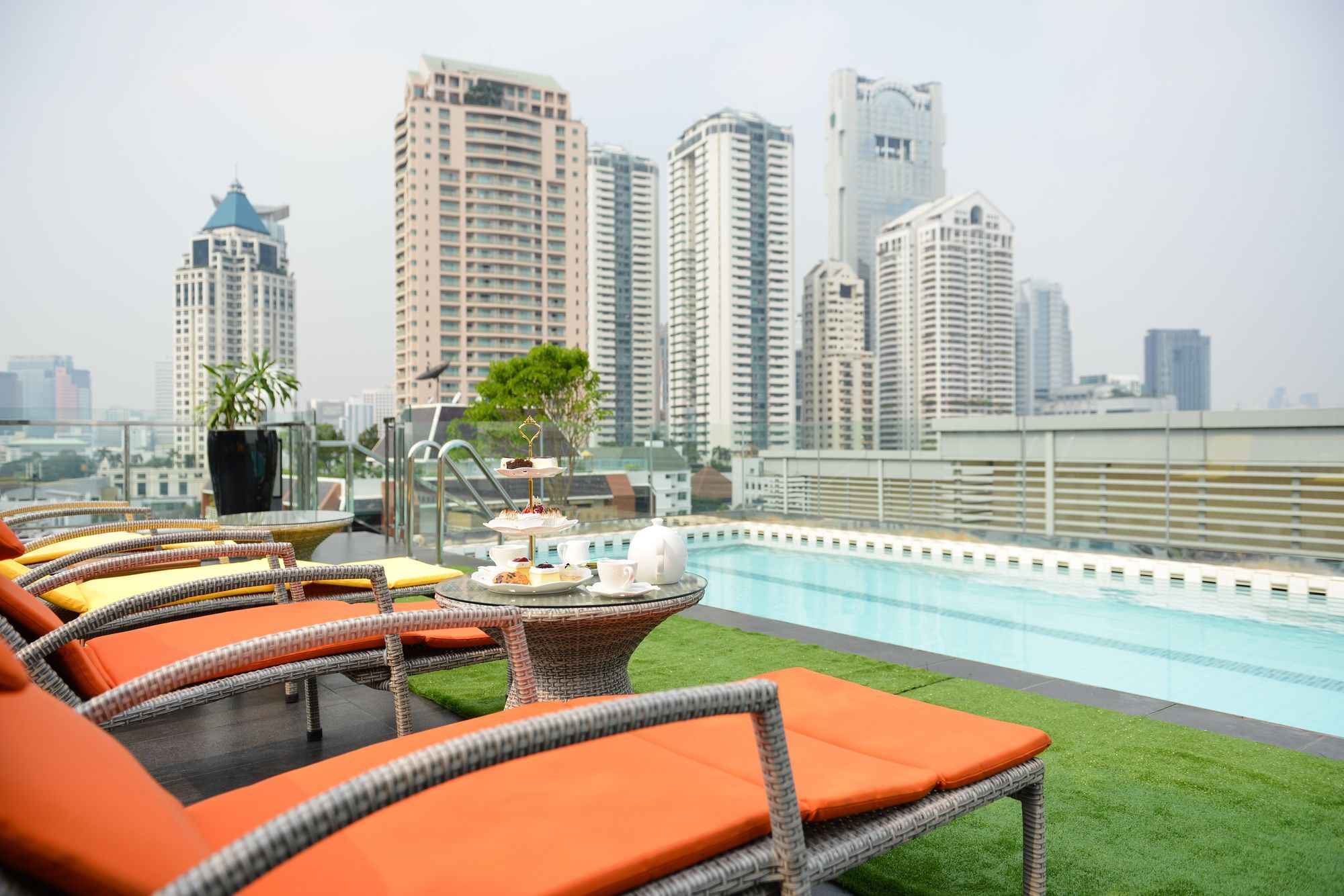 Le D'Tel Bangkok Hotel Exterior photo The rooftop pool at the hotel