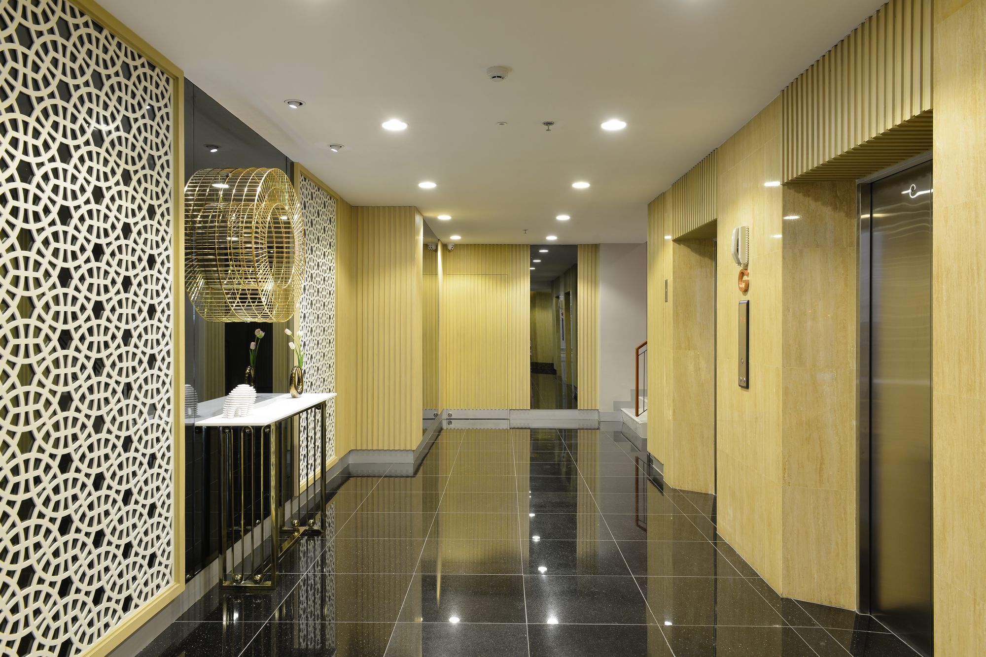 Le D'Tel Bangkok Hotel Exterior photo The interior of the hotel